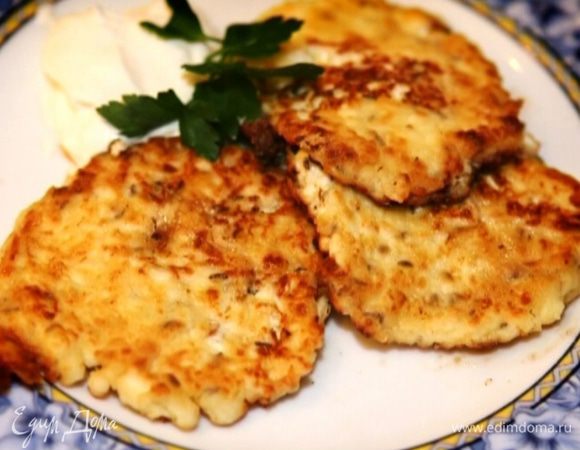 Готовые сырники подавать со сметаной.