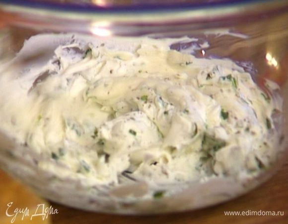 Творог соединить с майораном, тархуном, чесноком, слегка посолить, поперчить и перемешать.