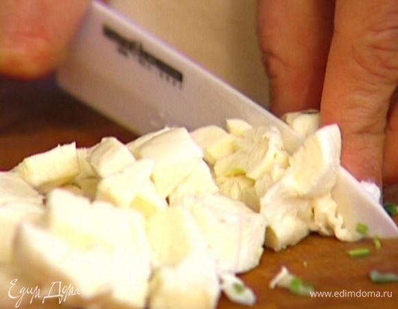 Моцареллу нарезать кубиками и соединить с творожной массой.