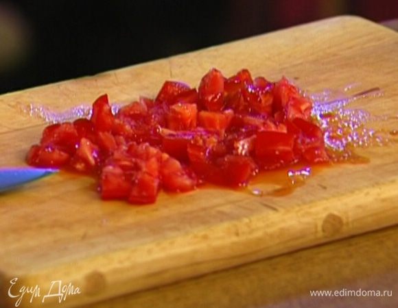 Помидор нарезать мелкими кубиками, посолить, поперчить, сбрызнуть оливковым маслом и перемешать.