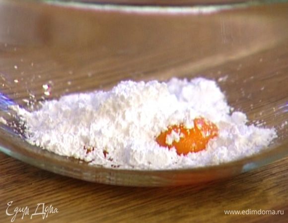 Желтки с сахарной пудрой взбить блендером.