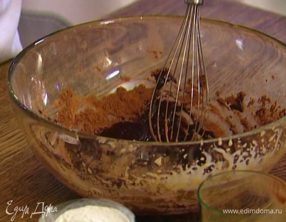 Всыпать какао, влить растопленное масло и перемешать.