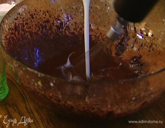 Непрерывно взбивая, влить молоко, кефир, всыпать муку. Если тесто получается слишком густое, добавить еще немного молока или кефира.