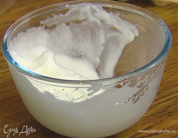 Белки со щепоткой соли взбить в крепкую пену.