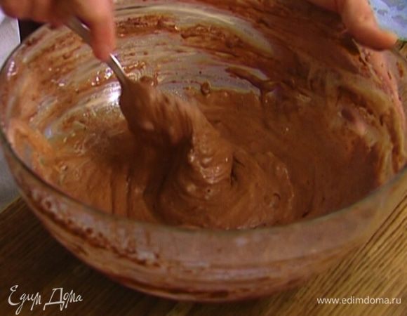 Ввести взбитые белки в шоколадное тесто, перемешать.