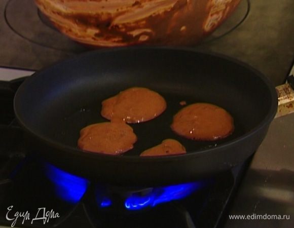 Разогреть в тяжелой сковороде оливковое масло и обжаривать оладушки по 2 минуты с каждой стороны, а затем выкладывать на бумажное полотенце, чтобы убрать излишки жира.