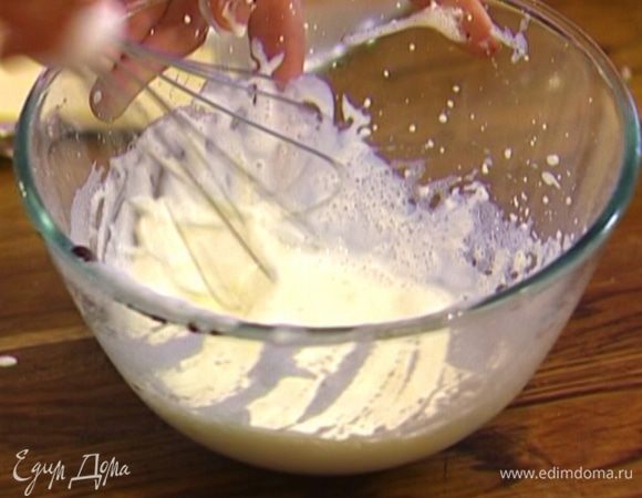 Сливки взбить.