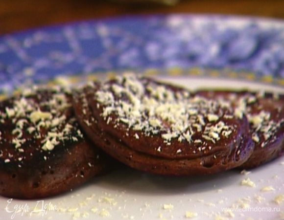 Шоколад натереть на крупной терке и посыпать оладьи. Подавать со взбитыми сливками.