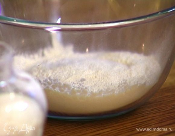 Муку смешать с солью и разрыхлителем.