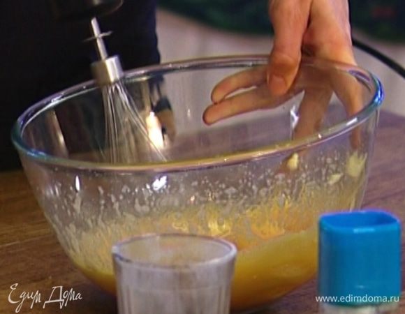 Не переставая взбивать, добавить 90 г предварительно размягченного сливочного масла.