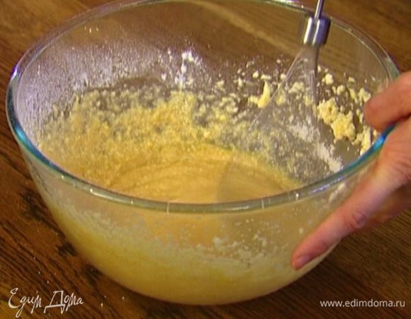 Всыпать половину муки с разрыхлителем и продолжать взбивать до получения однородной массы.