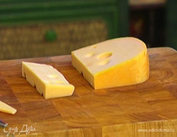 Маасдам натереть на крупной терке и добавить в тесто.