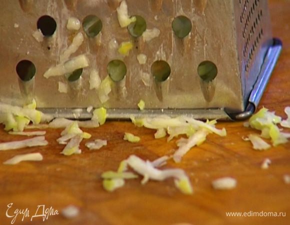 Яблоко натереть на крупной терке вместе с кожурой и добавить в тесто.