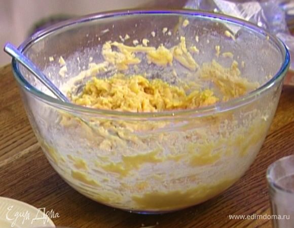 Влить молоко, всыпать оставшуюся муку, все вымешать.