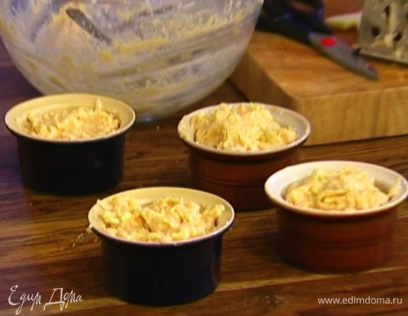 Формочки для маффинов смазать оставшимся сливочным маслом, наполнить тестом, присыпать сверху корицей.