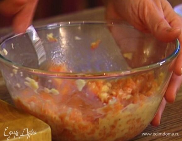 Соединить хлеб с рыбным фаршем и вымешать до однородного состояния. 