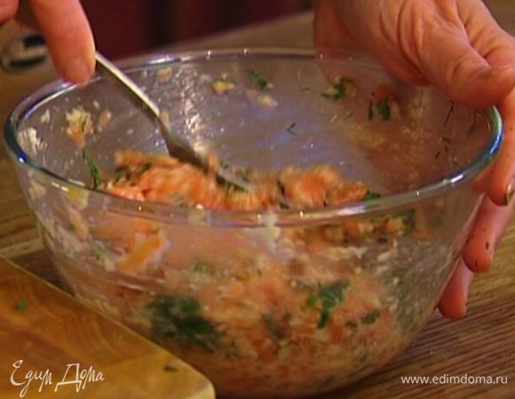 Петрушку и укроп мелко порезать и добавить в фарш.