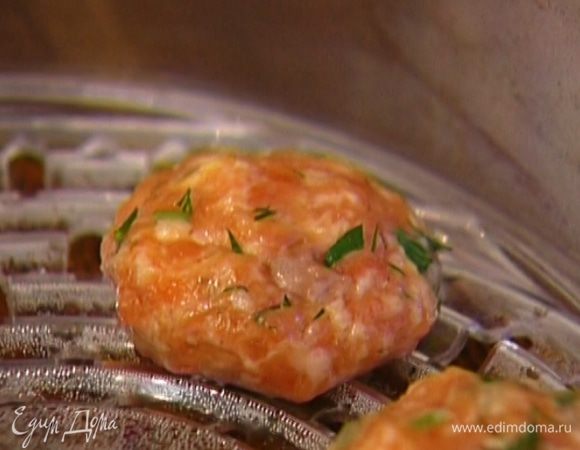 Сформировать котлеты и выложить их в нижний ярус пароварки. 