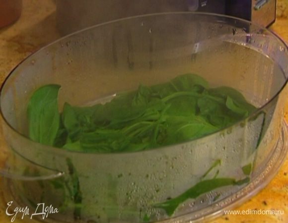 В верхнюю чашу пароварки поместить шпинат.
