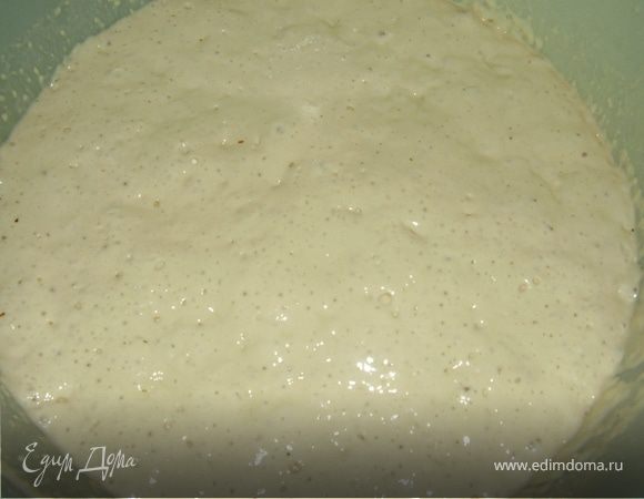 Берем дрожжи,рскрошим их.Молоко подогреваем,чтоб оно было тепленькое и заливаем в дрожжи,рукой хорошо растворяем дрожжи в молоке,просеиваем муку.Накрываем пленкой миску с опарой и ставим в теплое место ,чтоб опара подошла.