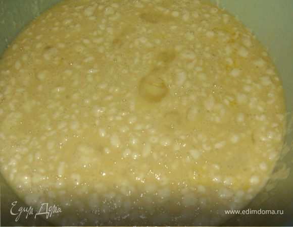 Опара готова.Добавляем в опару яйца,растопленный маргарин,ванилин,сахар,соль,теплое молоко.