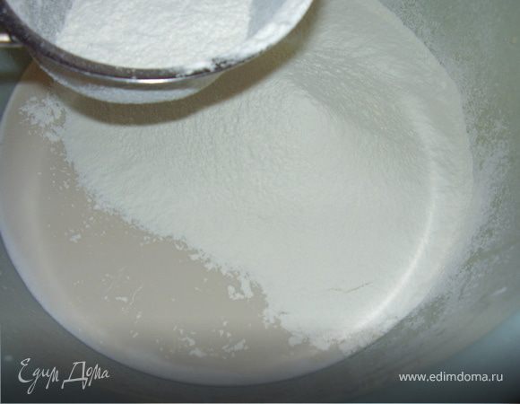 Муку обязательно просеиваем через сито,добавляем к тесту.