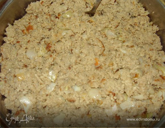 Когда мясо сварится,перекручиваем его на мясорубку,лук мелко нарезаем и припускаем до прозрачности на сливочном масле,выкладываем к нему мясо,добавляем пару половников бульона и тушим ,постоянно помешивая ,присолить,поперчить черным молотым перцем по вкусу.