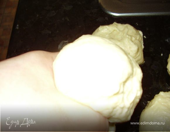 Тесто хорошо подошло,берем и делим его на равные части по 100 гр.Чтоб постоянно не взвешивать и чтоб пирожки получились одинаковые и красивые.тесто пропускаем между большим и указательным пальцем.Тогда ваши порции получатся одинаковые.