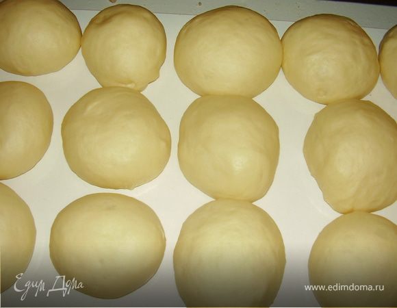 Из порционных кусочков,смазав руки растительным маслом делаем одинаковые ровные шарики и выкладываем их на смазанную растительным маслом поверхность(на небольшом расстоянии,чтоб было куда расти)
,накрыв полотенцем,чтоб подошли.