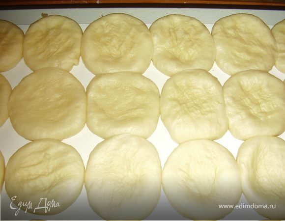 Когда шарики хорошо подойдут ,ладошкой хорошо их придавливаем,снова оставляем подойти теперь уже лепешки,накрыв полотенцем.
