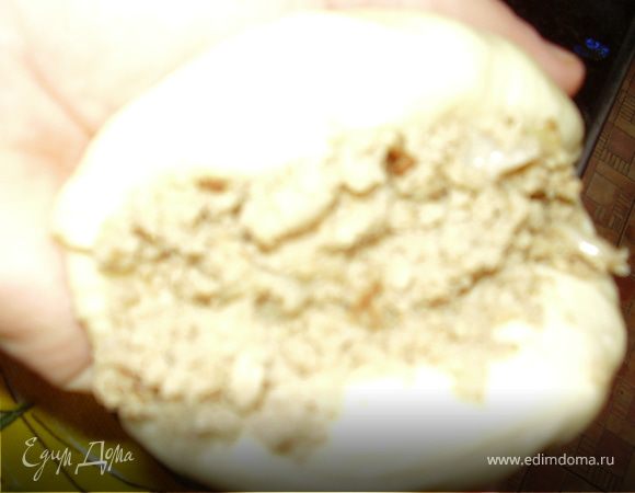 Берем лепешку и накладываем нашу начинку,где то 1 столовая ложка,защипляем по полукругу края,а кончики заворачиваем в середину.Выкладываем на лист стороной со швом.