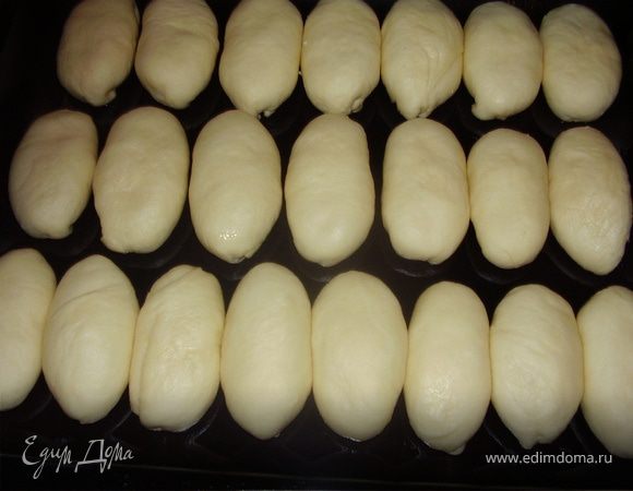 Лист смазываем растительным маслом,выкладываем на лист наши пирожки,накрываем полотенцем и ставим их подойти.