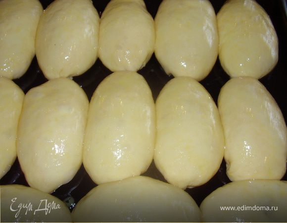 Духовку предварительно разогреваем до 220 градусов.Пирожки подошли,венчиком взбиваем яйцо с сахаром,смазываем ним наши пирожки и ставим в духовку на средний уровень на 20 минут.