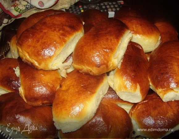 Осторожно деревянной лопаткой снимаем пирожки и выкладываем на блюдо.