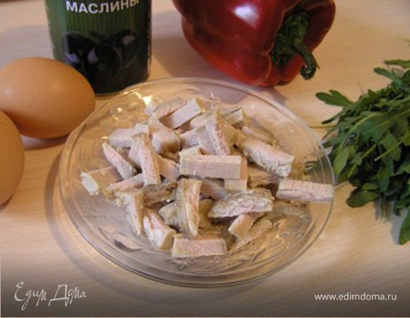 Нарезать мясо и перец на брусочки. Отварить яйцо вкрутую, остудить, разрезать вдоль пополам, затем каждую половинку нарезать поперек ломтиками. Маслины нарезать кружочками.