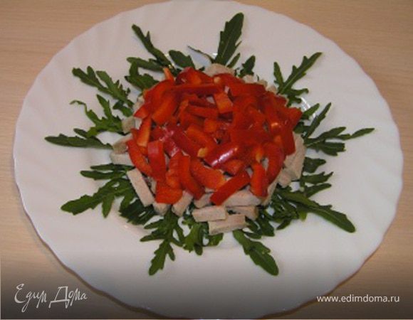 Затем уложить красный перец...