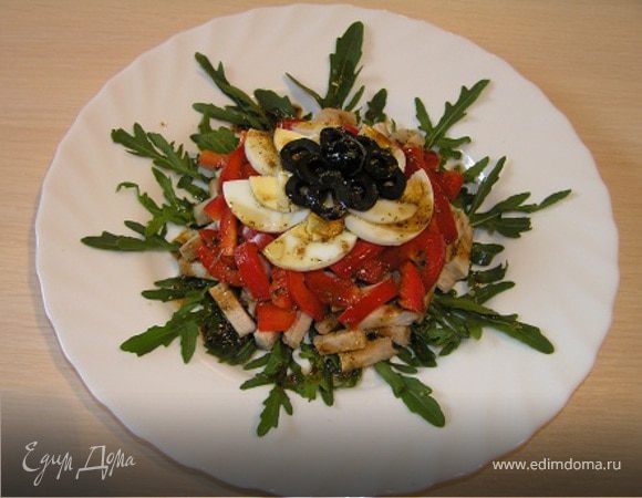 Готовый салат полить заправкой.