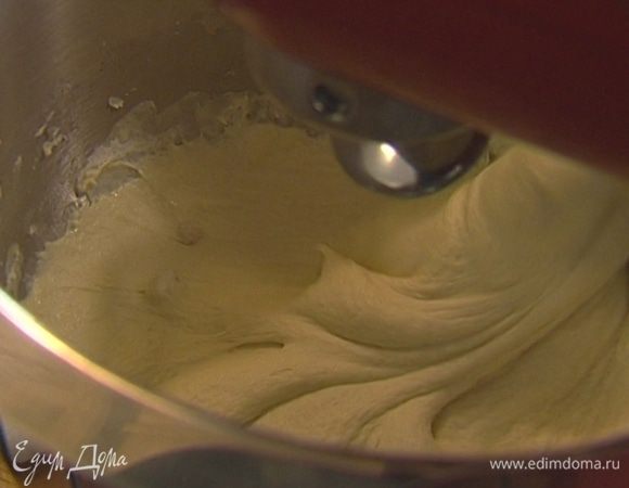 Приготовить тесто: дрожжи раскрошить, соединить с 375 г муки, сахаром и солью, влить 1 стакан теплой воды и 4 ст. ложки оливкового масла. Вымешивать на небольшой скорости в течение 10 минут в комбайне при помощи насадки для теста, пока тесто не станет гладким и однородным. 