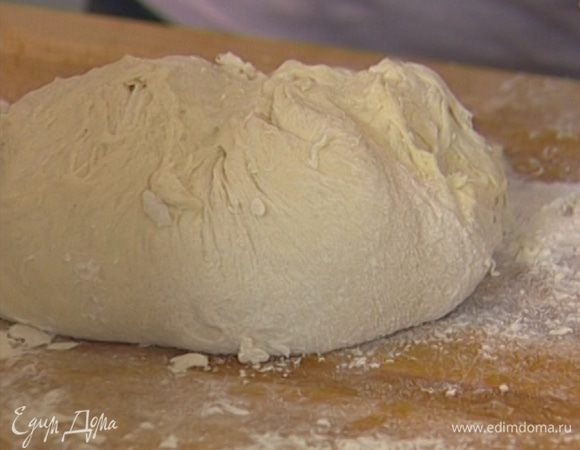 Присыпать рабочую поверхность мукой, выложить тесто. 