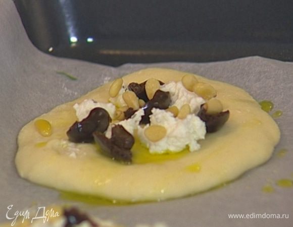 Оливки разрезать пополам.