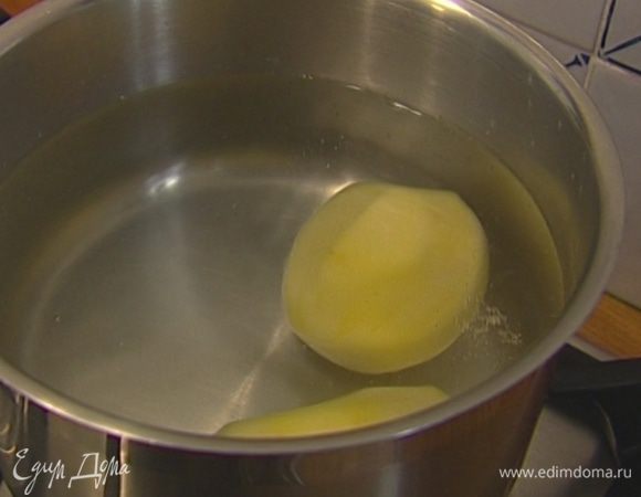 Картофель отваривать до полуготовности, 12‒15 минут с момента закипания.