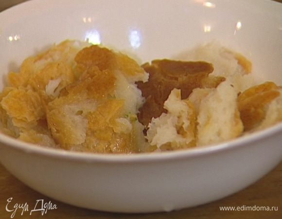 Хлеб поломать на кусочки и замочить на некоторое время в теплой воде, затем отжать.