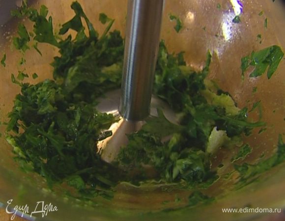 Приготовить зеленый соус: листья петрушки и базилика измельчить блендером, добавить отжатый хлеб и сухари и все вместе еще раз измельчить. 