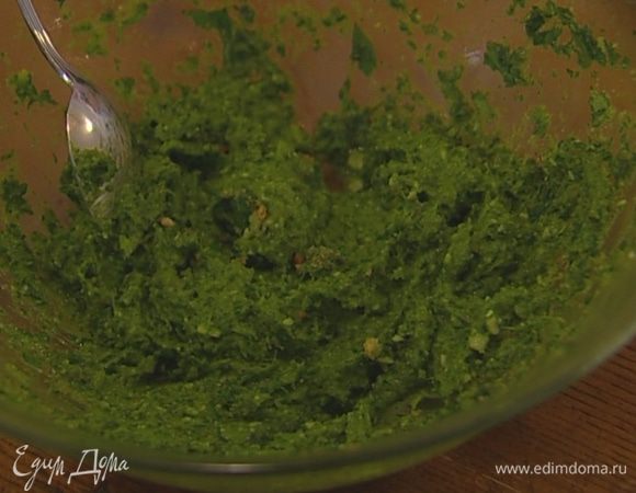 Посолить, поперчить, добавить 2 ст. ложки оливкового масла, пармезан, зубчик чеснока без серединки и еще раз все взбить.