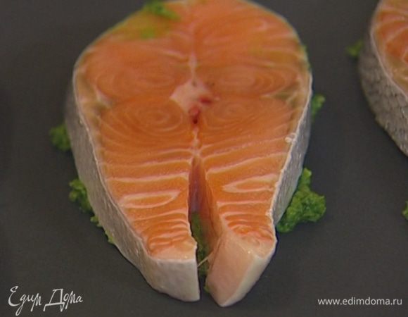 Рыбу вымыть, просушить бумажным полотенцем. Смазать каждый кусок семги зеленым соусом и выложить на противень соусом вниз. Сверху смазать рыбу более тонким слоем соуса.