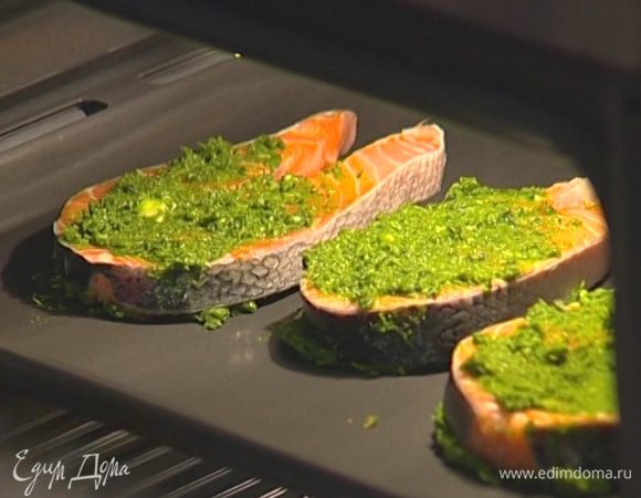 Запекать рыбу первые 5 минут при температуре 220°С, затем убавить температуру до 160°С и запекать еще 10 минут.