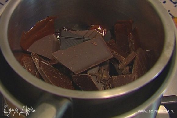 Весь шоколад поломать на кусочки и растопить на водяной бане