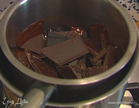 Весь шоколад поломать на кусочки и растопить на водяной бане 