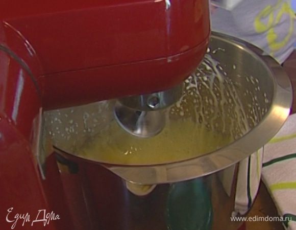 Желтки взбить с сахаром. Не переставая взбивать, влить сливки.