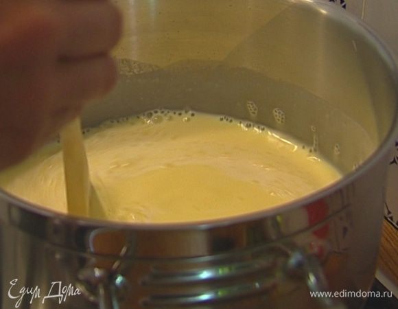 Ввести молоко к желткам с сахаром и сливками и, помешивая, прогреть все вместе.